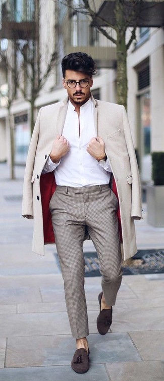 С чем носить табачные замшевые лоферы в 20 лет мужчине: Бежевое длинное пальто в паре с бежевыми классическими брюками в клетку позволит исполнить изысканный мужской стиль. В тандеме с этим луком наиболее удачно выглядят табачные замшевые лоферы.