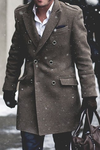 С чем носить коричневые кожаные перчатки мужчине в теплую погоду в деловом стиле: Оливковое длинное пальто и коричневые кожаные перчатки — идеальный вариант для активного выходного дня.