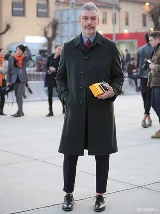 С чем носить темно-бирюзовое длинное пальто за 50 лет осень в деловом стиле: Сочетание темно-бирюзового длинного пальто и черных классических брюк — замечательный пример делового городского стиля. Черные кожаные оксфорды станут превосходным завершением твоего ансамбля. Разве это не суперский выбор на тот период, когда столбик термометра опускается все ниже?