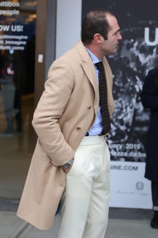 С чем носить бежевое длинное пальто за 50 лет в теплую погоду: Комбо из бежевого длинного пальто и бежевых классических брюк позволит создать стильный классический лук.