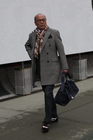 С чем носить черные классические брюки за 50 лет мужчине в прохладную погоду в деловом стиле: Тандем серого длинного пальто в шотландскую клетку и черных классических брюк смотрится очень привлекательно и элегантно. Дерзкие мужчины закончат лук темно-коричневыми замшевыми брогами.