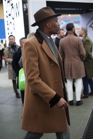 С чем носить темно-коричневую шляпу мужчине в прохладную погоду: Если день обещает быть суматошным, сочетание светло-коричневого длинного пальто и темно-коричневой шляпы позволит составить функциональный образ в стиле casual.