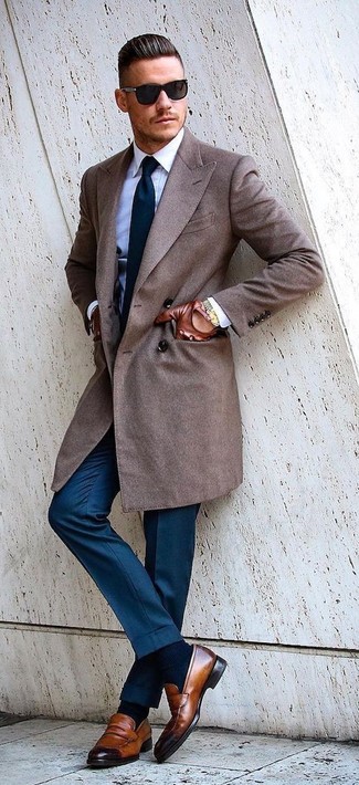 С чем носить синие классические брюки в 30 лет мужчине весна: Коричневое длинное пальто в сочетании с синими классическими брюками позволит составить модный и в то же время утонченный ансамбль. Этот образ неплохо дополнят коричневые кожаные лоферы. Когда зимняя пора сменяется в межсезонье, все джентльмены хотят одеваться стильно и выглядеть превосходно, обращая на себя взгляды красивых барышень. Такой образ определенно в этом поможет.