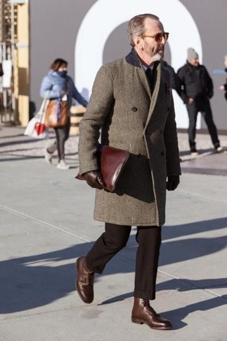 С чем носить черный галстук мужчине в прохладную погоду в деловом стиле: Коричневое длинное пальто в паре с черным галстуком — великолепный пример строгого мужского стиля. Вместе с этим образом идеально будут смотреться коричневые кожаные классические ботинки.