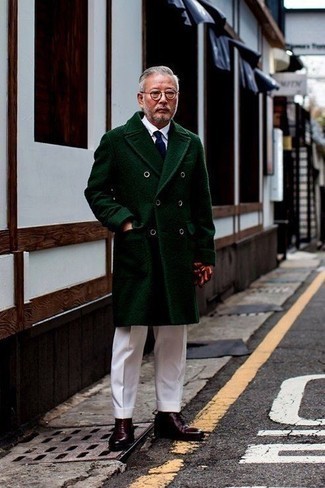Модный лук: темно-зеленое длинное пальто, белая классическая рубашка, белые классические брюки, темно-красные кожаные повседневные ботинки