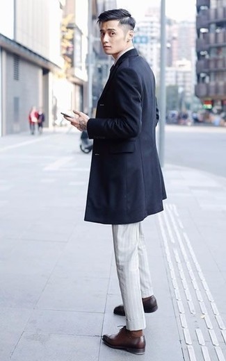 С чем носить классические брюки в вертикальную полоску в 20 лет мужчине в прохладную погоду в деловом стиле: Несмотря на то, что это довольно-таки выдержанный образ, сочетание темно-синего длинного пальто и классических брюк в вертикальную полоску является неизменным выбором стильных мужчин, непременно пленяя при этом сердца дам. Весьма неплохо здесь выглядят темно-красные кожаные оксфорды.