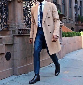 С чем носить темно-синий галстук в горошек в 30 лет мужчине в прохладную погоду: Несмотря на то, что это классический образ, сочетание светло-коричневого длинного пальто и темно-синего галстука в горошек приходится по вкусу стильным молодым людям, неминуемо пленяя при этом дамские сердца. Дерзкие мужчины дополнят образ черными кожаными ботинками челси.