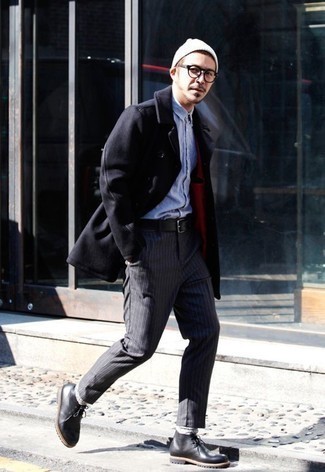 С чем носить классические брюки в вертикальную полоску в 30 лет мужчине в прохладную погоду в стиле смарт-кэжуал: Сочетание черного длинного пальто и классических брюк в вертикальную полоску позволит создать стильный и привлекательный образ. Создать красивый контраст с остальными составляющими этого лука помогут черные кожаные ботинки дезерты.