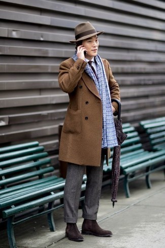 С чем носить светло-коричневую шерстяную шляпу в 30 лет мужчине: Дуэт коричневого длинного пальто и светло-коричневой шерстяной шляпы - самый простой из возможных ансамблей для активного уикенда. Не прочь привнести в этот ансамбль немного нарядности? Тогда в качестве дополнения к этому ансамблю, стоит выбрать темно-коричневые замшевые ботинки челси.