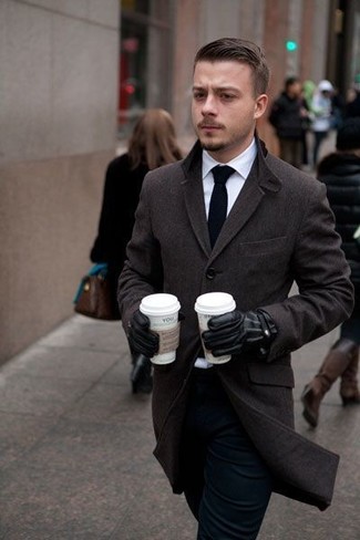 С чем носить черные кожаные перчатки в 30 лет мужчине в прохладную погоду: Темно-коричневое длинное пальто и черные кожаные перчатки — великолепная формула для воплощения модного и незамысловатого лука.