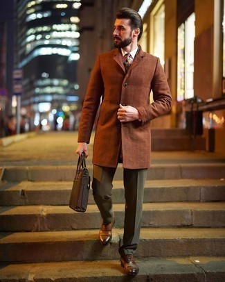 Какие классические брюки носить с темно-коричневым длинным пальто в 30 лет в прохладную погоду: Комбо из темно-коричневого длинного пальто и классических брюк поможет создать выразительный мужской образ. Пара коричневых кожаных оксфордов идеально гармонирует с остальными составляющими образа.