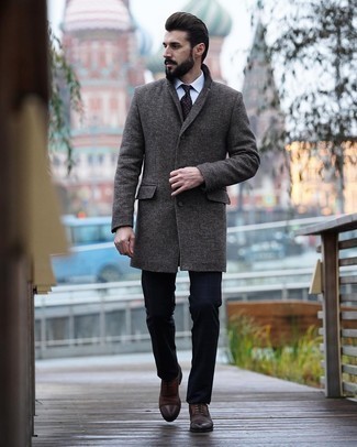 С чем носить темно-коричневый галстук в горошек в 30 лет мужчине в холод в деловом стиле: Несмотря на то, что это довольно выдержанный лук, дуэт темно-серого длинного пальто и темно-коричневого галстука в горошек всегда будет выбором современных джентльменов, пленяя при этом сердца прекрасных дам. Переходя к обуви, можно закончить образ темно-коричневыми кожаными оксфордами.