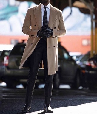 Как носить белую классическую рубашку с черными кожаными ботинками челси в 30 лет мужчине в прохладную погоду в деловом стиле: Белая классическая рубашка в сочетании с черными классическими брюками поможет составить модный и в то же время утонченный лук. Чтобы лук не получился слишком вычурным, можешь надеть черные кожаные ботинки челси.