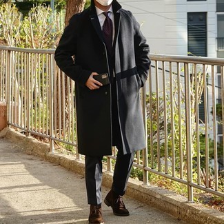 С чем носить темно-пурпурный галстук в 30 лет мужчине в холод: Для создания изысканного мужского вечернего ансамбля отлично подойдет темно-серое длинное пальто и темно-пурпурный галстук. Смелые молодые люди завершат лук темно-коричневыми замшевыми ботинками дезертами.