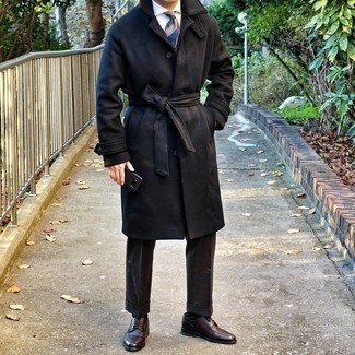 Как носить черное длинное пальто с белой классической рубашкой в 30 лет: Ансамбль из черного длинного пальто и белой классической рубашки смотрится очень эффектно и элегантно. Темно-коричневые кожаные туфли дерби прекрасно дополнят этот образ.