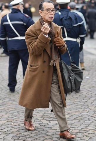 С чем носить светло-коричневые кожаные перчатки мужчине в холод: Если в одежде ты делаешь ставку на комфорт и практичность, светло-коричневое длинное пальто и светло-коричневые кожаные перчатки — превосходный вариант для расслабленного мужского лука на каждый день. Закончив лук коричневыми кожаными оксфордами, можно привнести в него немного привлекательного консерватизма.