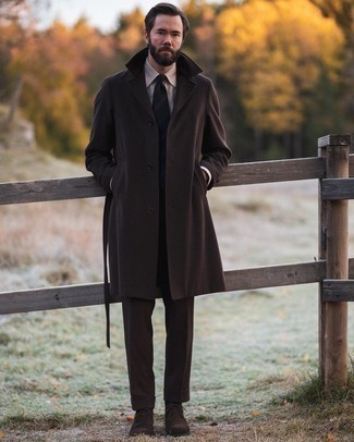 Какие длинные пальто носить с коричневыми ботинками дезертами в 30 лет: Длинное пальто в сочетании с темно-коричневыми классическими брюками — отличный пример элегантного стиля. Дополни образ коричневыми ботинками дезертами, если не хочешь, чтобы он получился слишком отполированным.