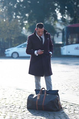 С чем носить темно-серые шерстяные классические брюки мужчине в холод: Сочетание пурпурного длинного пальто и темно-серых шерстяных классических брюк уместно для воплощения делового ансамбля.