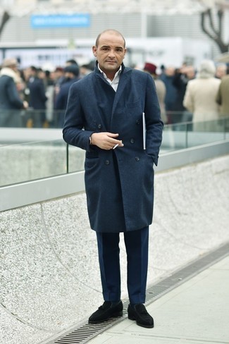 Какие классические брюки носить с темно-синим длинным пальто за 40 лет весна в деловом стиле: Несмотря на то, что это классический образ, дуэт темно-синего длинного пальто и классических брюк является неизменным выбором стильных мужчин, неминуемо покоряя при этом дамские сердца. Ты сможешь легко приспособить такой образ к повседневным условиям городской жизни, надев черными замшевыми лоферами с кисточками. Когда зимняя пора сменяется весной, парням хочется выглядеть ярко и соблазнительно для дамского пола. Такой образ уж точно поможет достичь желанной цели.