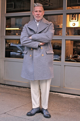 Какие длинные пальто носить с бежевыми классическими брюками за 50 лет: Длинное пальто и бежевые классические брюки — хороший вариант для выхода в свет. Закончив лук серыми кожаными туфлями дерби, ты привнесешь в него динамичность.