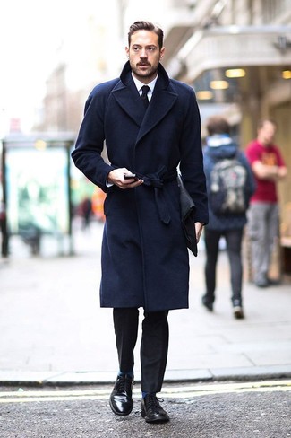 С чем носить черный кожаный мужской клатч в 30 лет мужчине: Если ты делаешь ставку на удобство и функциональность, темно-синее длинное пальто и черный кожаный мужской клатч — великолепный вариант для стильного повседневного мужского ансамбля. Любители экспериментировать могут закончить лук черными кожаными туфлями дерби, тем самым добавив в него толику изысканности.