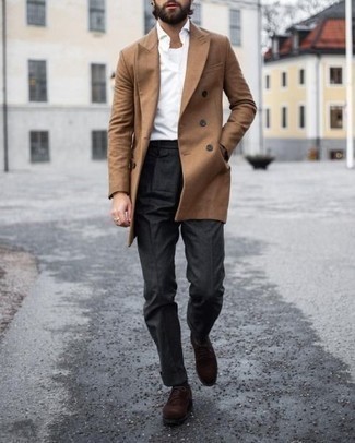 Как носить классические брюки с туфлями дерби: Светло-коричневое длинное пальто в сочетании с классическими брюками — отличный пример делового городского стиля. Туфли дерби помогут сделать ансамбль менее официальным.
