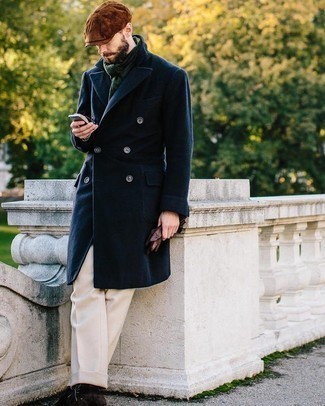 С чем носить темно-зеленый шарф в 30 лет мужчине в прохладную погоду: Темно-синее длинное пальто и темно-зеленый шарф позволят составить простой и комфортный лук для выходного в парке или вечера в шумном заведении с друзьями. Если тебе нравится смешивать в своих ансамблях разные стили, из обуви можешь надеть темно-коричневые замшевые ботинки дезерты.