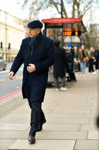 Какие ботинки челси носить с темно-синим длинным пальто за 50 лет в прохладную погоду: Несмотря на то, что этот лук выглядит довольно-таки сдержанно, сочетание темно-синего длинного пальто и темно-синих классических брюк в вертикальную полоску всегда будет по вкусу стильным молодым людям, пленяя при этом сердца прекрасных дам. Чтобы добавить в лук немного беззаботства , на ноги можно надеть ботинки челси.