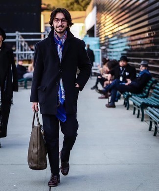 С чем носить темно-сине-красный шарф в 30 лет мужчине в прохладную погоду в деловом стиле: Если у тебя наметился насыщенный день, сочетание черного длинного пальто и темно-сине-красного шарфа позволит создать комфортный образ в непринужденном стиле. Почему бы не привнести в повседневный образ чуточку консерватизма с помощью темно-красных кожаных лоферов?