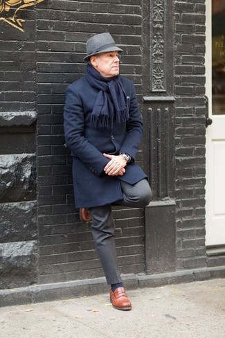 С чем носить серую шерстяную шляпу за 40 лет мужчине в холод: Если в одежде ты делаешь ставку на удобство и функциональность, темно-синее длинное пальто и серая шерстяная шляпа — великолепный вариант для модного повседневного мужского ансамбля. Если тебе нравится использовать в своих луках разные стили, на ноги можно надеть коричневые кожаные лоферы.