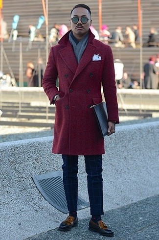 Модный лук: темно-красное длинное пальто, темно-синие классические брюки в клетку, коричневые кожаные лоферы с кисточками, белый нагрудный платок