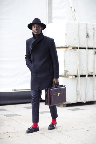 С чем носить черную шерстяную шляпу в 30 лет мужчине осень: Если ты ценишь комфорт и практичность, черное длинное пальто и черная шерстяная шляпа — превосходный выбор для привлекательного повседневного мужского образа. Хотел бы сделать ансамбль немного элегантнее? Тогда в качестве обуви к этому образу, выбирай черные кожаные лоферы с кисточками. Как по нам, так это крутая идея для непонятной осенней погоды.
