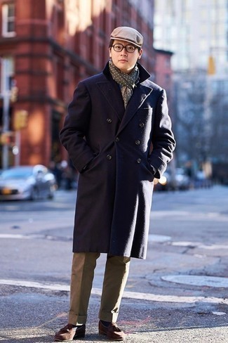 С чем носить светло-коричневые классические брюки мужчине зима: Для воплощения строгого мужского вечернего лука великолепно подойдет темно-синее длинное пальто и светло-коричневые классические брюки. Почему бы не привнести в этот ансамбль толику непринужденности с помощью коричневых замшевых лоферов с кисточками? Если ты хочешь выглядеть стильно даже в зимний период, такое сочетание одежды обязательно будет по вкусу.