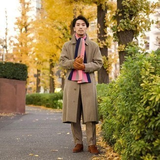Модный лук: коричневое длинное пальто, коричневые классические брюки, коричневые замшевые монки, разноцветный шарф