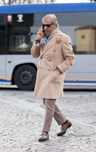 С чем носить шарф в шотландскую клетку за 60 лет мужчине весна: Если в одежде ты отдаешь предпочтение комфорту и функциональности, тебе понравится сочетание бежевого длинного пальто и шарфа в шотландскую клетку. Думаешь привнести в этот наряд толику нарядности? Тогда в качестве обуви к этому луку, стоит обратить внимание на коричневые кожаные монки с двумя ремешками. Когда на смену холодной зиме приходит ласковая весна, подобный ансамбль будет по душе многим парням.
