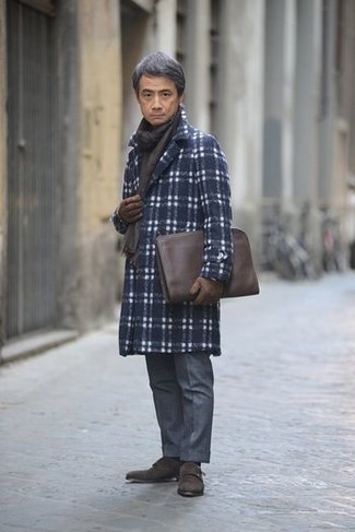 С чем носить темно-коричневый шарф за 50 лет мужчине: Темно-синее длинное пальто в шотландскую клетку и темно-коричневый шарф — превосходное решение для джентльменов, которые всегда в движении. Не прочь добавить в этот образ толику строгости? Тогда в качестве дополнения к этому луку, стоит выбрать темно-коричневые замшевые монки с двумя ремешками.
