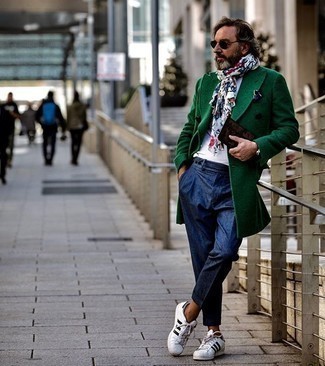 Какие классические брюки носить с зеленым длинным пальто за 50 лет в деловом стиле: Комбо из зеленого длинного пальто и классических брюк поможет составить модный и элегантный лук. Закончи лук бело-черными кожаными низкими кедами, если боишься, что он получится слишком отполированным.