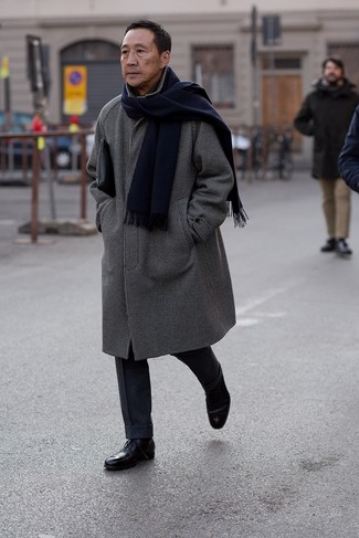 Какие оксфорды носить с черно-белым длинным пальто в прохладную погоду: Сочетание черно-белого длинного пальто и темно-синих шерстяных классических брюк позволит создать стильный и мужественный образ. Очень недурно здесь выглядят оксфорды.