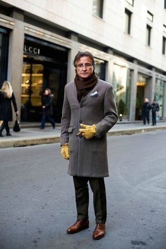 Какие длинные пальто носить с темно-бирюзовыми классическими брюками за 50 лет: Сочетание длинного пальто и темно-бирюзовых классических брюк — отличный пример делового городского стиля. Коричневые кожаные оксфорды — отличный выбор, чтобы закончить образ.