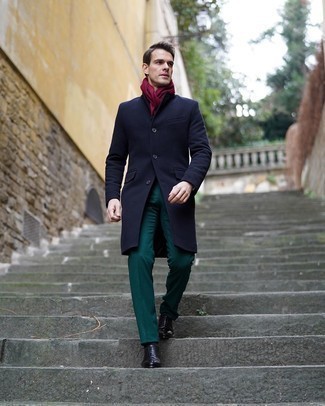 Какие длинные пальто носить с темно-зелеными классическими брюками осень: Несмотря на то, что этот образ кажется довольно сдержанным, образ из длинного пальто и темно-зеленых классических брюк всегда будет выбором стильных молодых людей, покоряя при этом сердца прекрасных дам. Пара черных кожаных оксфордов чудесно подойдет к остальным элементам ансамбля. Если хочешь выглядеть безукоризненно и по-осеннему ярко, тебе обязательно следует взять этот образ на вооружение.