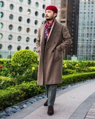 С чем носить серые шерстяные классические брюки в 30 лет мужчине в прохладную погоду: Коричневое длинное пальто в паре с серыми шерстяными классическими брюками — превосходный пример делового городского стиля. Переходя к обуви, можно дополнить лук темно-коричневыми замшевыми оксфордами.