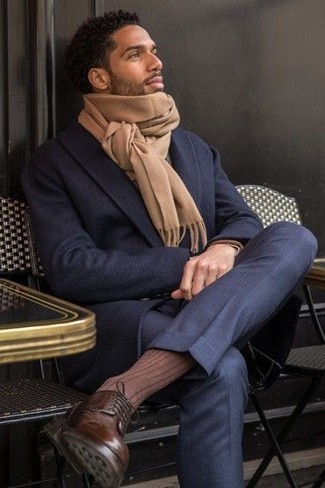 С чем носить шарф мужчине в деловом стиле: Если в одежде ты делаешь ставку на комфорт и функциональность, темно-синее длинное пальто и шарф — хороший выбор для модного мужского ансамбля на каждый день. Думаешь добавить сюда немного эффектности? Тогда в качестве обуви к этому ансамблю, выбери темно-коричневые кожаные повседневные ботинки.