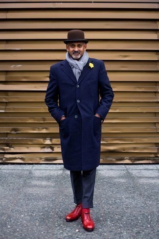 С чем носить табачную шерстяную шляпу мужчине в холод: Если в одежде ты ценишь удобство и практичность, темно-синее длинное пальто и табачная шерстяная шляпа — великолепный выбор для стильного мужского лука на каждый день. Любишь незаезженные ансамбли? Дополни лук красными кожаными туфлями дерби.