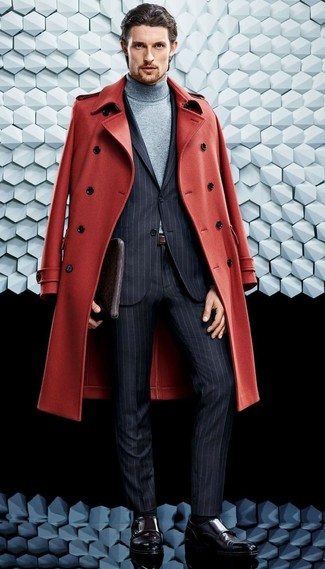 С чем носить красное длинное пальто: Красное длинное пальто и темно-серый костюм в вертикальную полоску позволят создать элегантный мужской образ. В сочетании с этим ансамблем гармонично будут смотреться темно-красные кожаные монки с двумя ремешками.