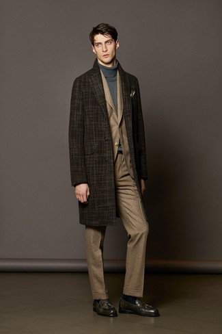 Модный лук: темно-коричневое длинное пальто в шотландскую клетку, коричневый костюм в шотландскую клетку, серая водолазка, темно-серые кожаные лоферы с кисточками
