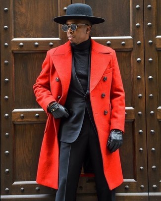 Какие костюмы носить с красным длинным пальто в прохладную погоду: Красное длинное пальто и костюм — прекрасный выбор для светского мероприятия.