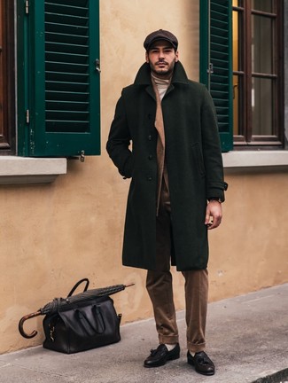 С чем носить светло-коричневые носки в 30 лет мужчине зима в деловом стиле: Темно-зеленое длинное пальто и светло-коричневые носки — стильный выбор молодых людей, которые всегда в движении. Хотел бы привнести в этот наряд немного классики? Тогда в качестве обуви к этому луку, выбери черные кожаные лоферы с кисточками. Нам кажется, это довольно-таки теплое и красивое сочетание для морозной зимней погоды.