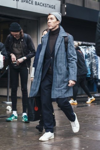 Модный лук: серое длинное пальто в шотландскую клетку, темно-синий костюм в вертикальную полоску, темно-коричневая водолазка, белые кожаные низкие кеды