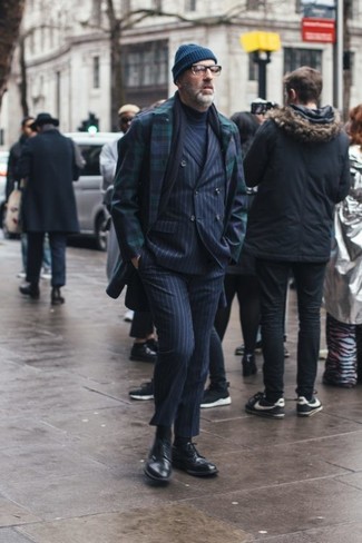 С чем носить темно-синее длинное пальто в шотландскую клетку зима в стиле смарт-кэжуал: Темно-синее длинное пальто в шотландскую клетку и темно-синий костюм в вертикальную полоску — великолепный ансамбль для светского мероприятия. Черные кожаные броги — беспроигрышный вариант, чтобы закончить лук. Это сочетание может стать классным решением, когда за окном лютый холод.