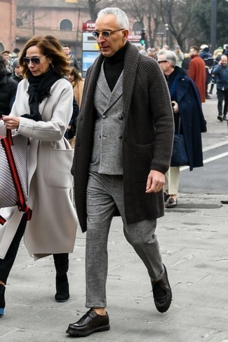 С чем носить темно-серое длинное пальто за 50 лет в деловом стиле: Несмотря на то, что этот образ выглядит довольно сдержанно, лук из темно-серого длинного пальто и серого шерстяного костюма в клетку является постоянным выбором стильных мужчин, неизбежно покоряя при этом сердца прекрасных дам. В паре с этим ансамблем чудесно выглядят черные кожаные туфли дерби.